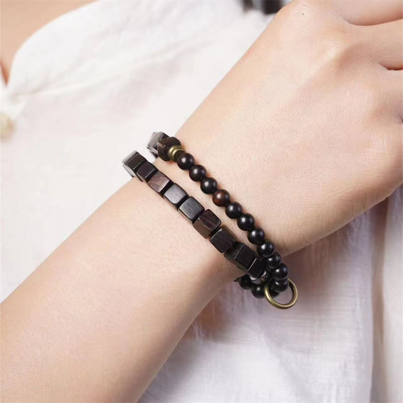 Armband Ebenholz – Frieden mit Perlen und Quadraten am Handgelenk