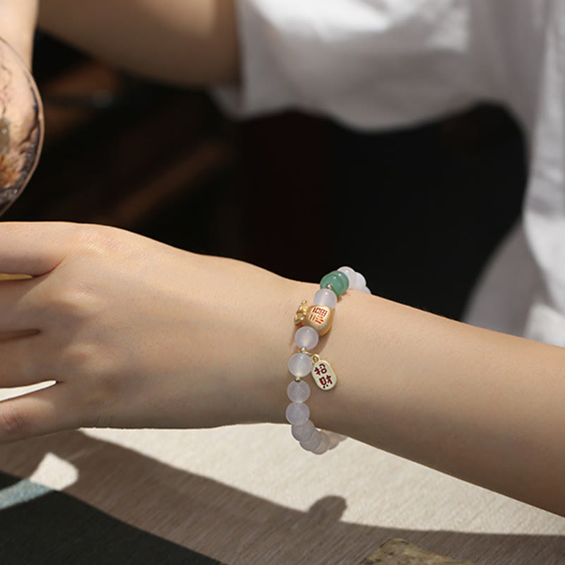 Armband Roter Achat Fu-Zeichen Schutz elastisch Naturstein Handgelenk getragen