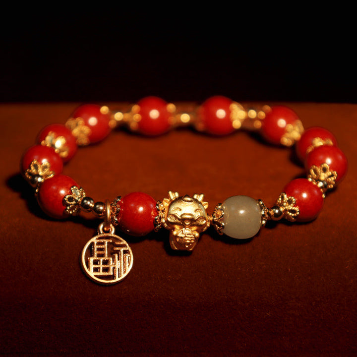 Armband Zinnober Fu-Zeichen rote Perlen goldene Verschlüsse elegant.