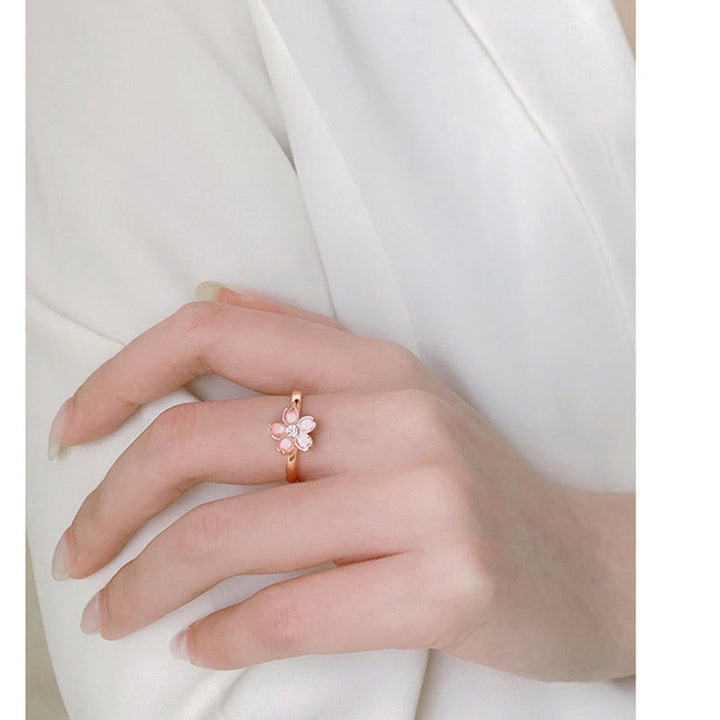 Rosegold Ring mit Blütendesign am Finger getragen eleganter Look