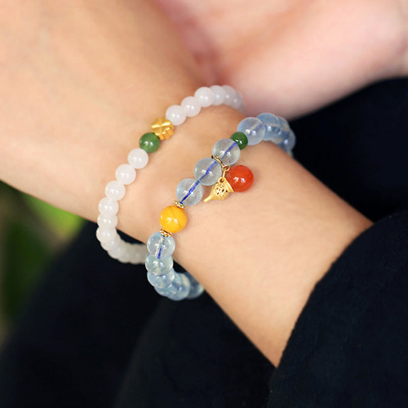 Armband Aquamarin Roter Achat – Frieden am Handgelenk mit Natursteinen getragen