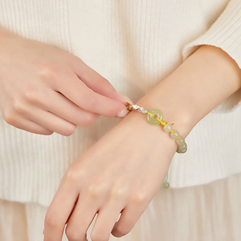 Jade Armband 925 Silber am Handgelenk getragen grüne Natursteine elegant