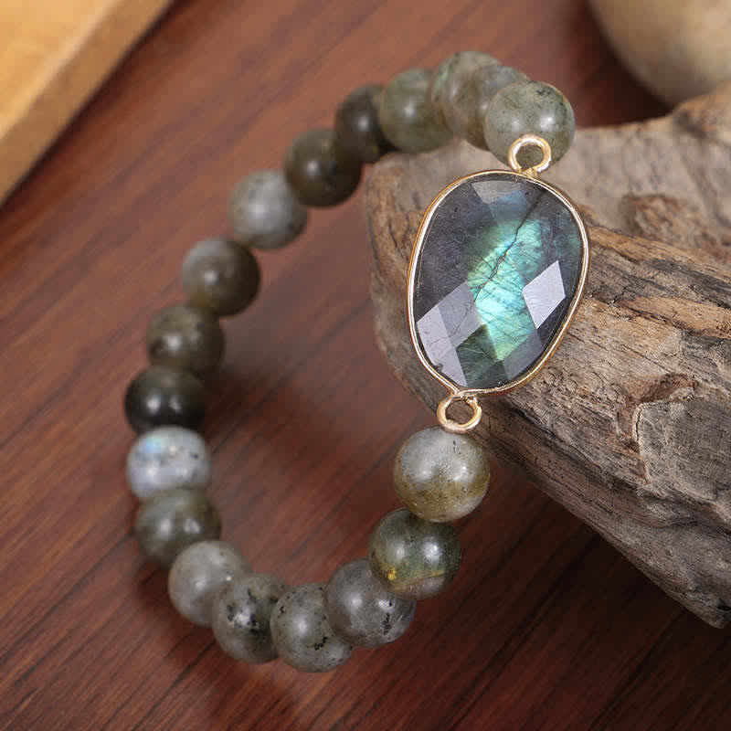 Armband Labradorit Mondstein mit facettiertem Anhänger auf Holz