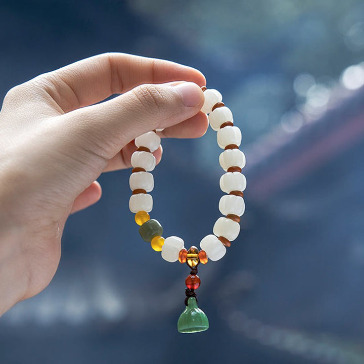 Armband Roter Achat Bodhi Lotus Handgelenk Naturstein Harmonie Ruhe getragen