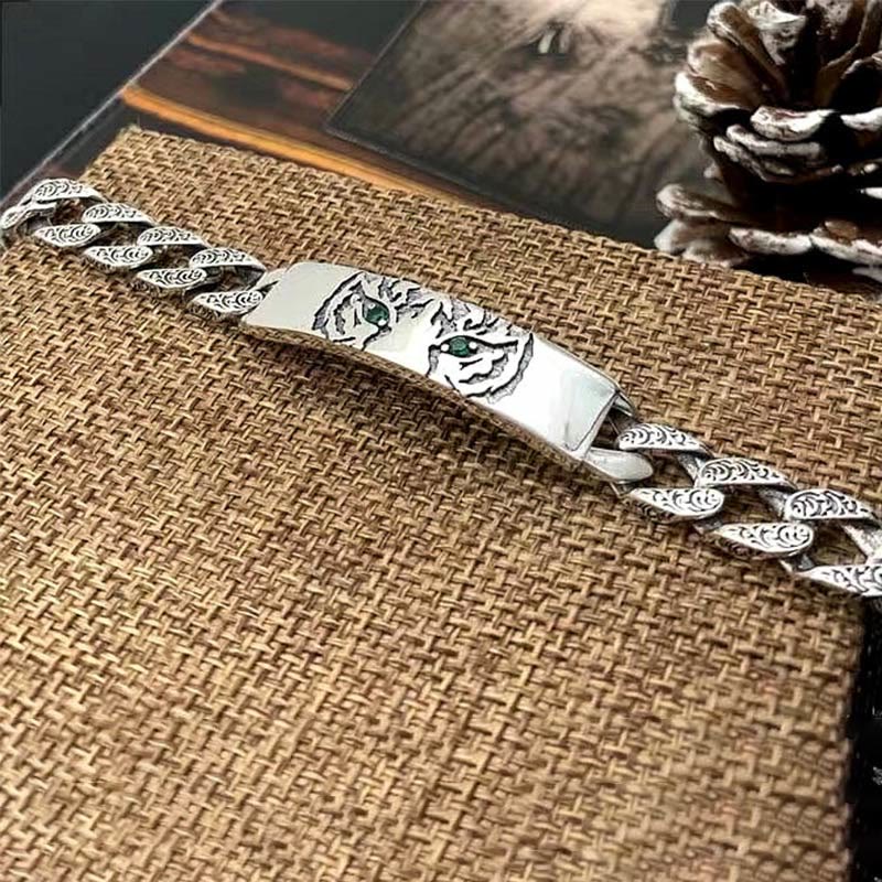 Silberarmband mit Tigerauge Stein auf Jutestoff elegant präsentiert.
