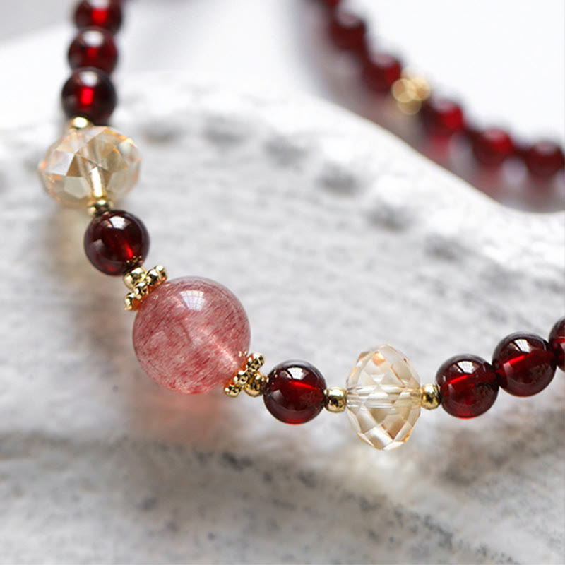 Armband Erdbeerquarz Granat rote Perlen elegantes Design Naturstein