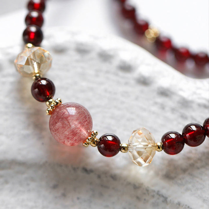 Armband Erdbeerquarz Granat rote Perlen elegantes Design Naturstein