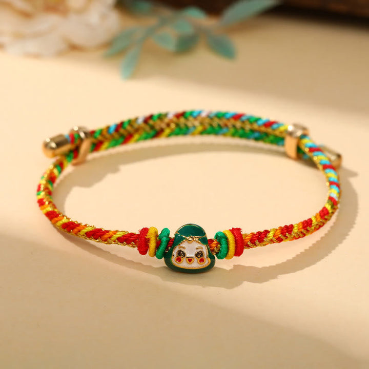 Buntes Armband mit Zongzi Glücksanhänger elastisch Seil geflochten.