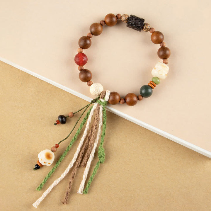 Bodhi Armband mit Holzperlen und farbigen Steinen elastisch getragen.