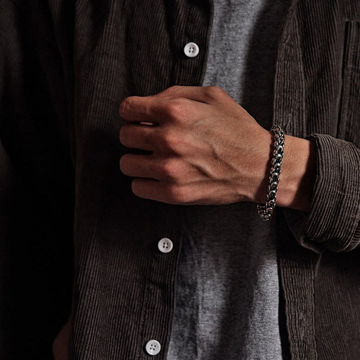 Silbernes Drachen Armband Stärke Erfolg elegant am Handgelenk getragen