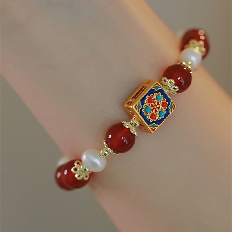 Armband Roter Achat Perle mit vergoldetem Schmuckelement am Handgelenk