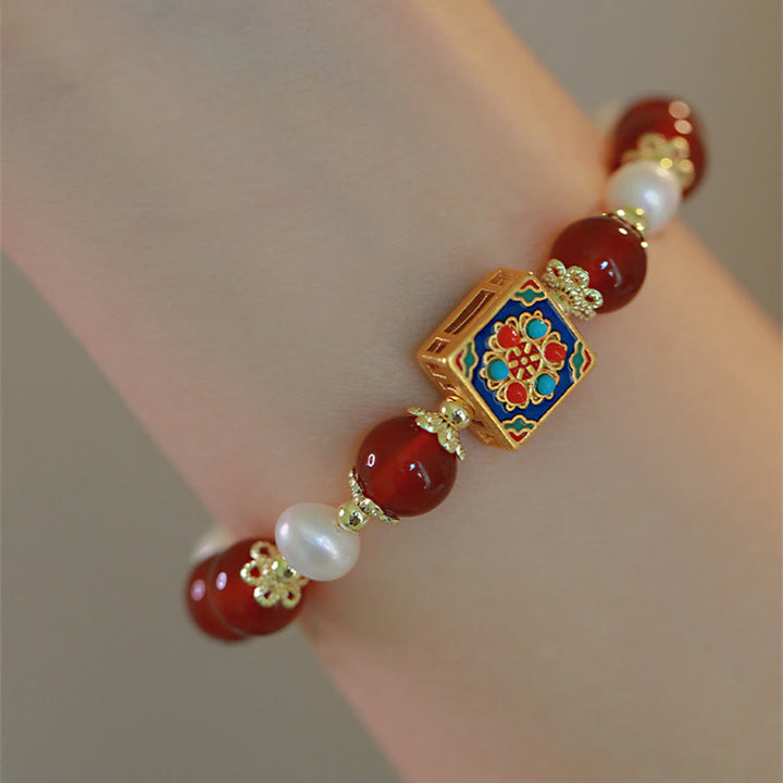Armband Roter Achat Perle mit vergoldetem Schmuckelement am Handgelenk