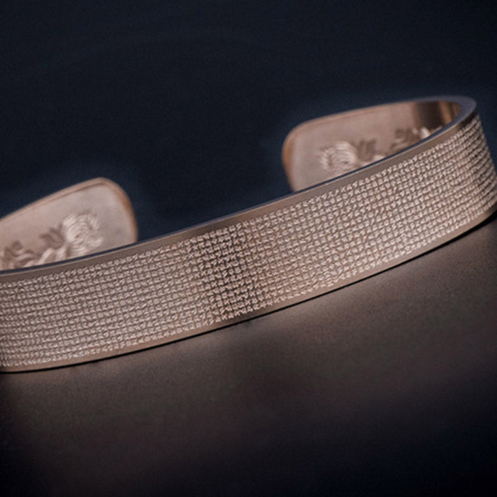 Titanstahl Armband Shurangama Mantra Gravierung elegant am Handgelenk getragen