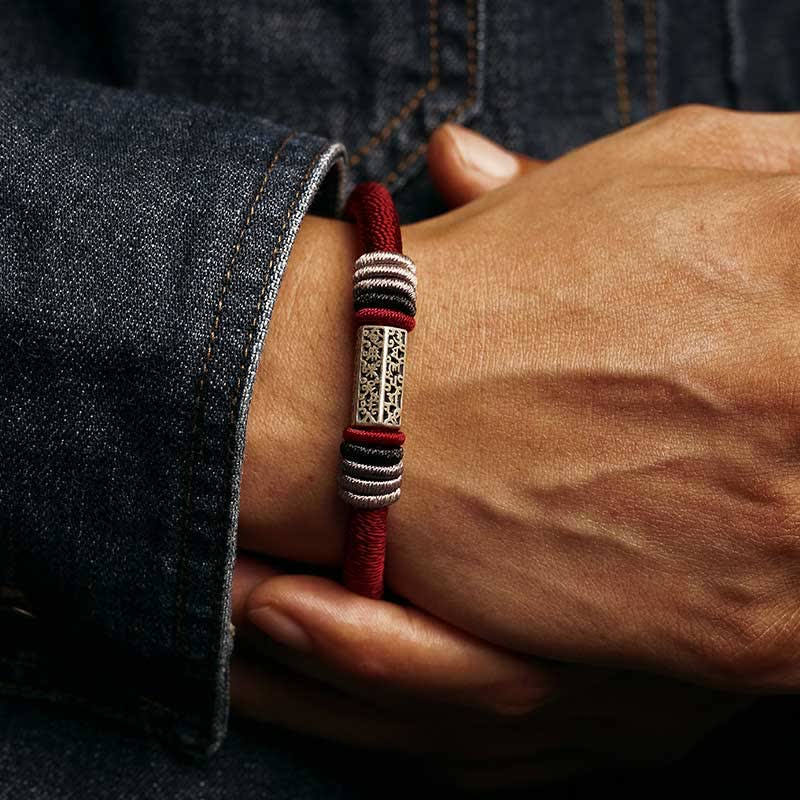 Rotes Armband 925 Silber Om Mani Padme Hum am Handgelenk getragen Nahaufnahme