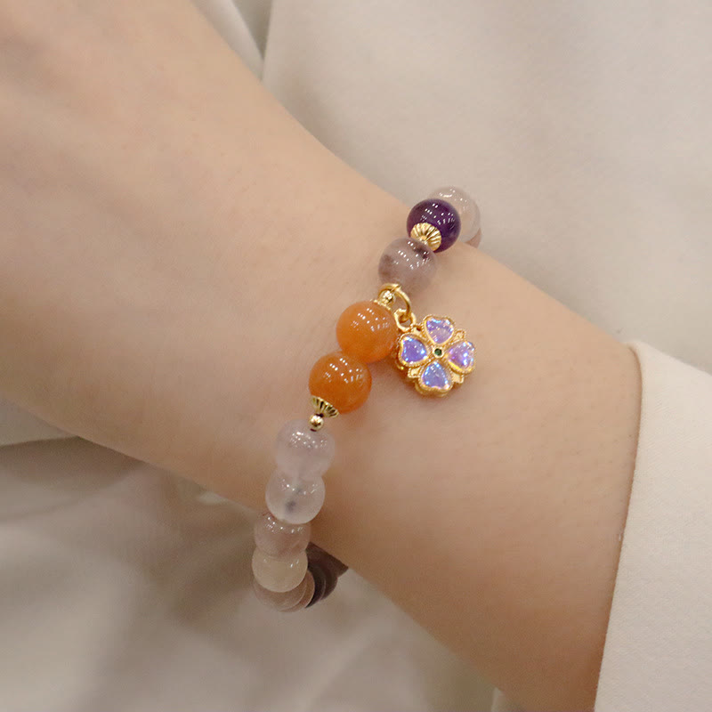 Jade Armband Wohlstand Stärke mit orangenen und violetten Steinen elegant getragen