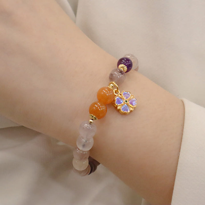 Jade Armband Wohlstand Stärke mit orangenen und violetten Steinen elegant getragen