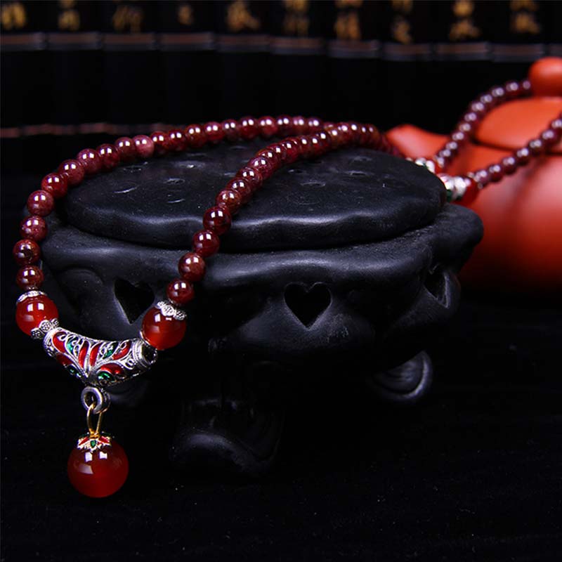Armband Roter Achat Granat Heilstein mit silbernen Perlen elegant präsentiert