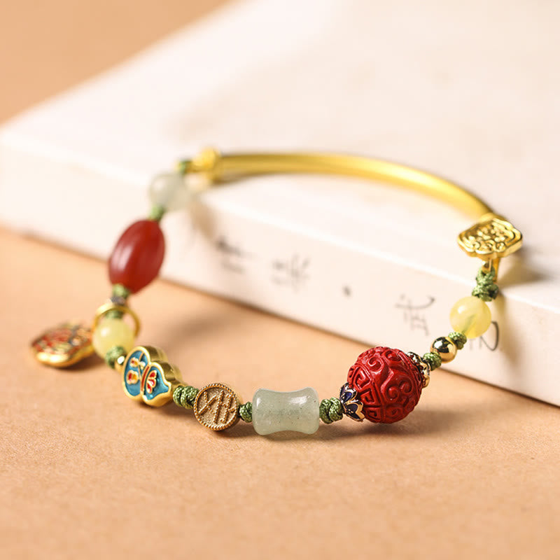 Armband Auspicious mit roten Karneol Perlen und Jade Steinen elegant.