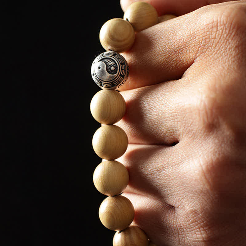 Armband Zinnober Yin Yang – Glück & Wohlstand mit Holzperlen getragen