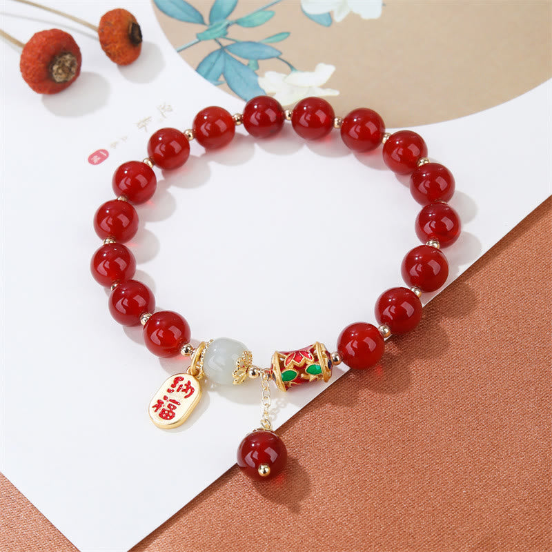Armband Roter Achat Jade mit Segensanhänger auf weißem Hintergrund elegant präsentiert