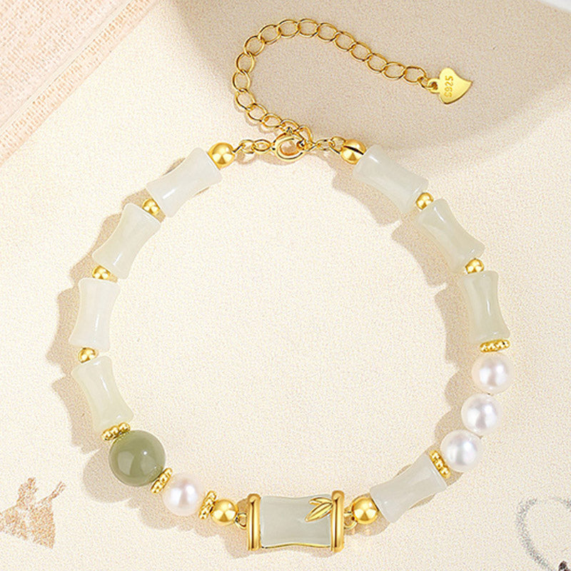 Armband mit weißer Jade, Bambus und Perlen goldfarben elegant.