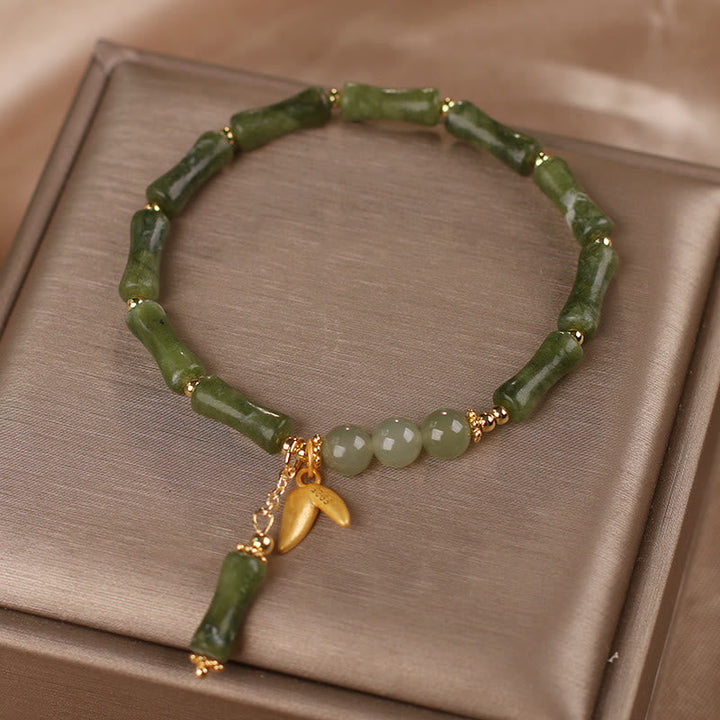 Jade Bambus Armband mit grünen Perlen und goldenem Anhänger elegant