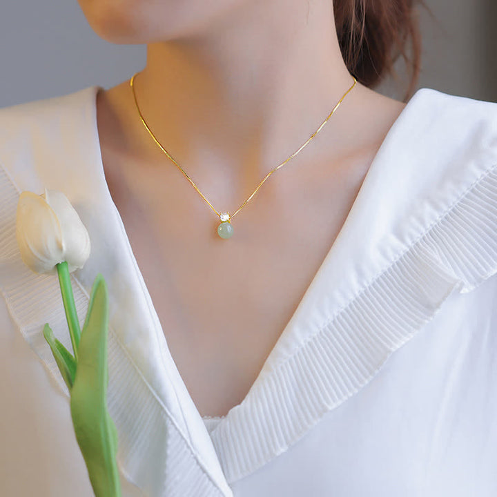 Anhänger Jade Perle Wohlstand Glück goldene Kette getragen