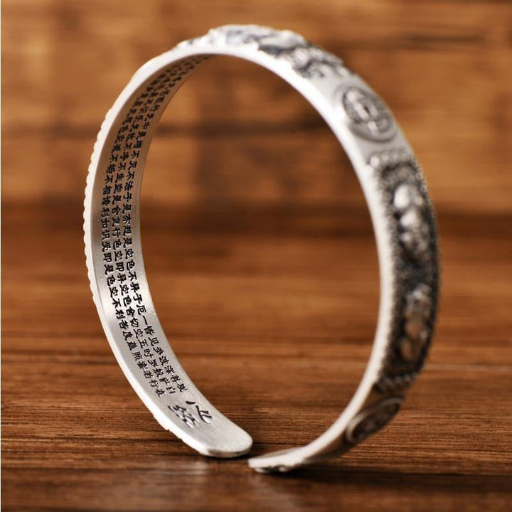 Armband Kupfer Herzsutra Wohlstand elegantes Design Holzhintergrund getragen