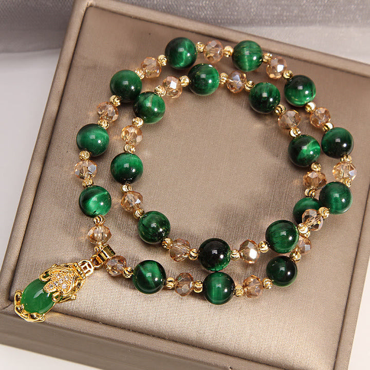 Grünes Tigerauge Pixiu Armband mit Kristallperlen goldfarben Schmuck Flat Lay