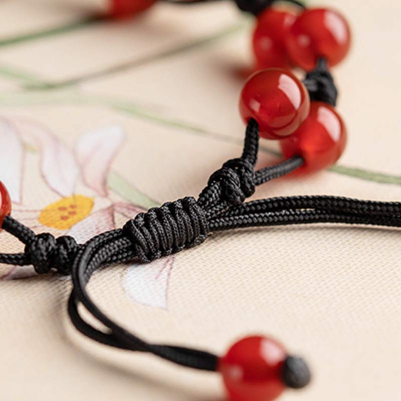 Armband Roter Achat Zinnober mit schwarzem Seil elastisch getragen