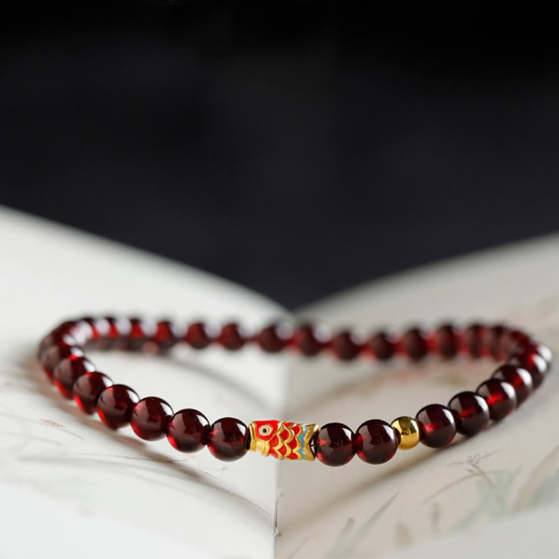 Armband Granat Koi Fisch – Schutz rote Perlen goldene Akzente elegant