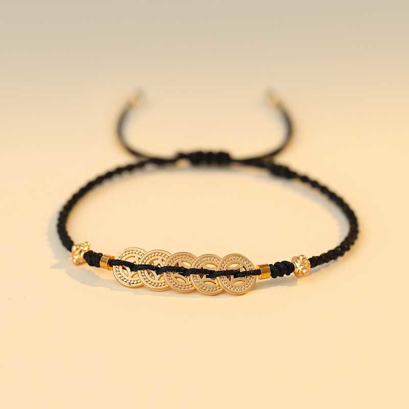 Armband Kupfer – Glück & Stärke mit schwarzem Textilband und goldenem Münzanhänger.