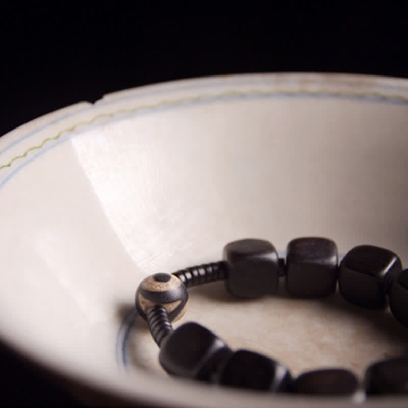 Armband Ebenholz – Stärke mit silbernem Verschluss schwarzen Perlen