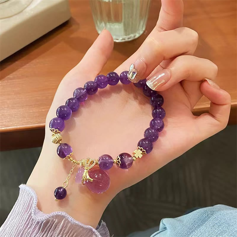 Armband Amethyst Kristall mit goldfarbenen Perlen und Anhänger getragen