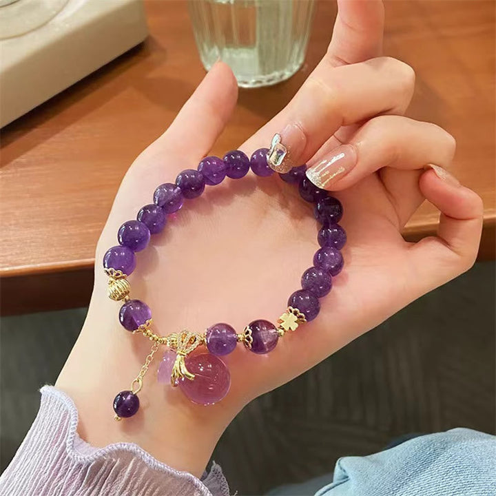 Armband Amethyst Kristall mit goldfarbenen Perlen und Anhänger getragen