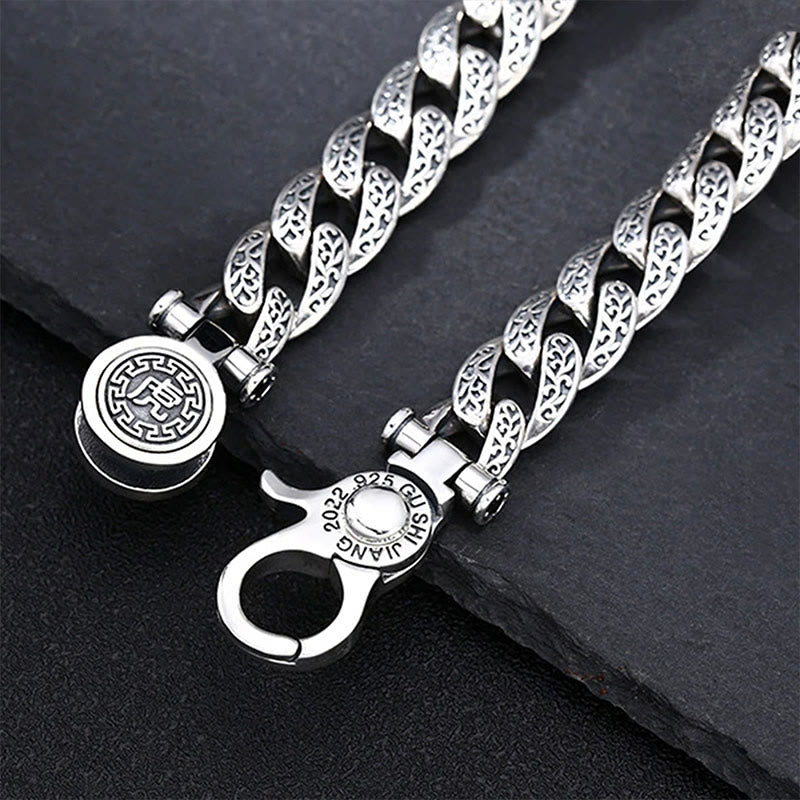 Silbernes Armband mit Glück & Energie Anhänger auf schwarzem Hintergrund.