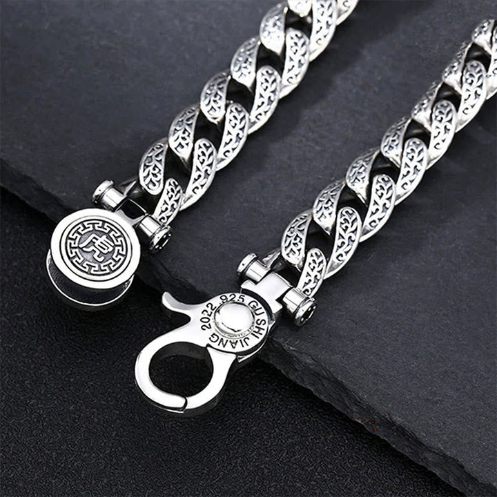 Silbernes Armband mit Glück & Energie Anhänger auf schwarzem Hintergrund.