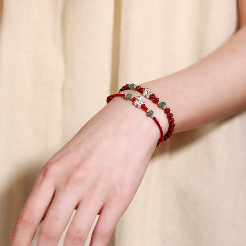 Armband Zinnober Jade rote Perlen am Handgelenk getragen feminin elegant