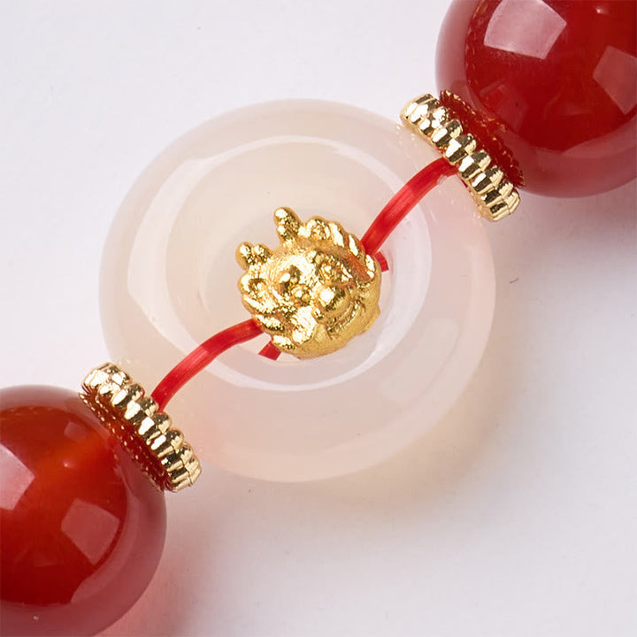 Armband Roter Achat Chalcedon Friedensschnalle Selbstvertrauen mit goldenen Details Nahaufnahme