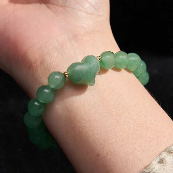 Armband Erdbeerquarz Grüner Aventurin – Liebe Herz Perlen am Handgelenk getragen