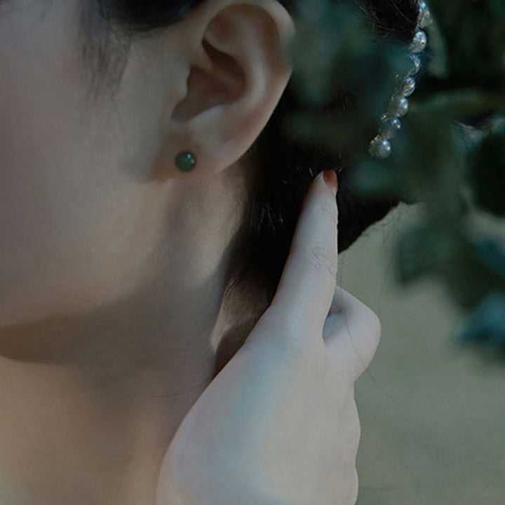 Jade Ohrringe Kugel grün getragen Boho Schmuck spirituell Ohrstecker Glück
