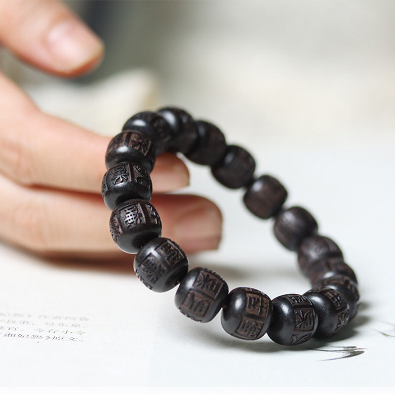 Schwarzes Ebenholz Armband mit Om Mani Padme Hum Gravur am Handgelenk