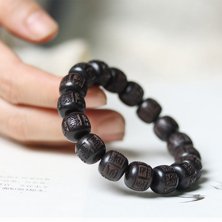 Schwarzes Ebenholz Armband mit Om Mani Padme Hum Gravur am Handgelenk