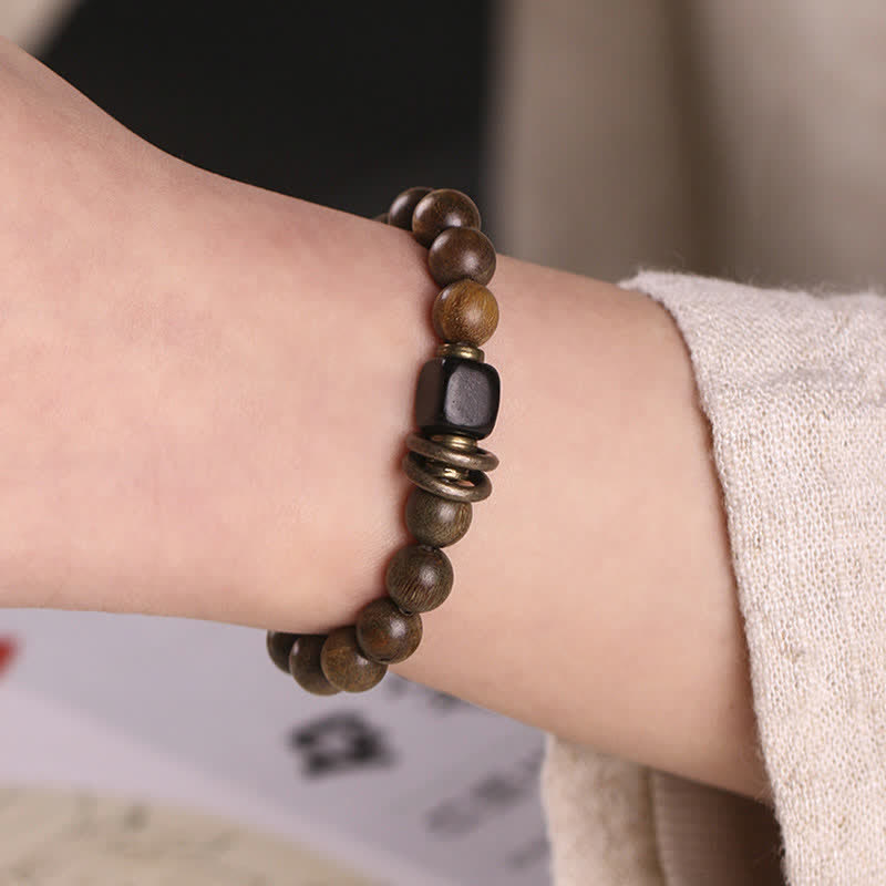 Sandelholz Kristall Armband am Handgelenk getragen braune Perlen elegant