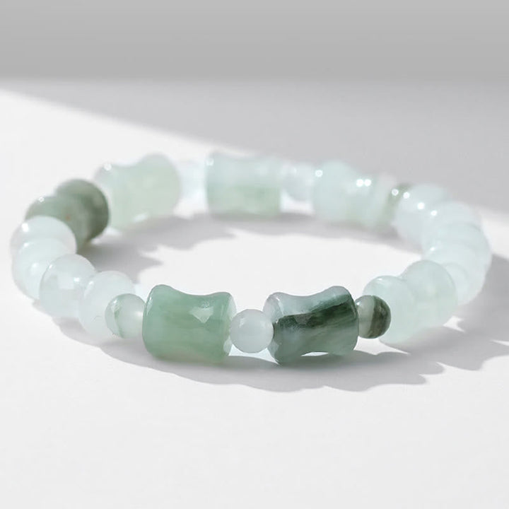 Jade Bambus Armband mit grünen und weißen Steinen elastisch getragen