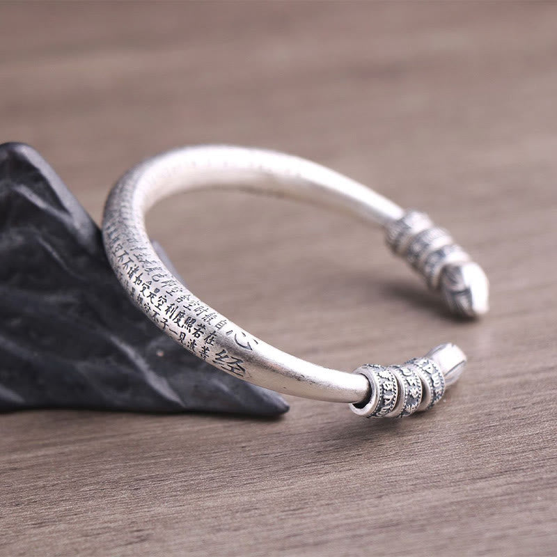 Silbernes Om Mani Padme Hum Armband mit schwarzem Stein elegant präsentiert.