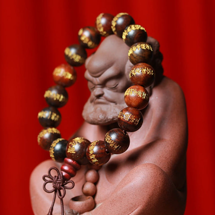Armband Rosenholz Herzsutra mit goldenen Perlen elegant getragen