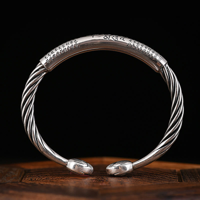 Silbernes Armband Om Mani Padme Hum Herzsutra auf Holz Nahaufnahme