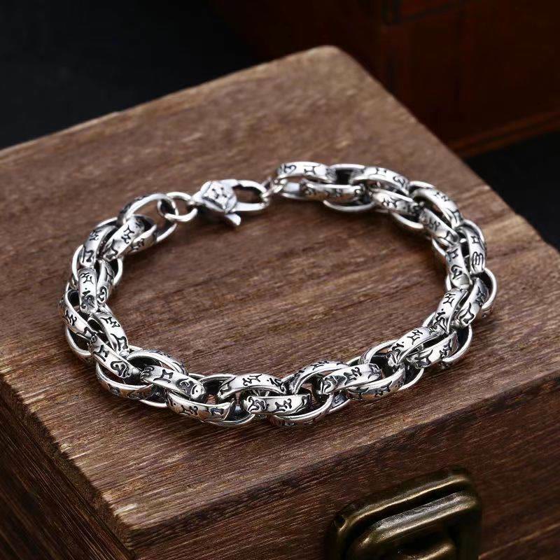 Silbernes Armband Om Mani Padme Hum auf Holzoberfläche, Harmonie und Spiritualität.