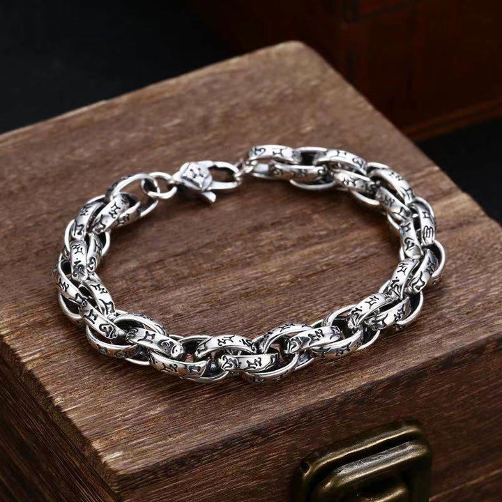 Silbernes Armband Om Mani Padme Hum auf Holzoberfläche, Harmonie und Spiritualität.